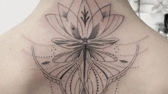 Tatuajes de flor de loto: la pureza y la superación en tu piel Tatuajes de flor de loto en Zaragoza Barbarroja Tattoo
