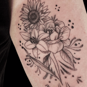 Tatuajes de rosas con otras flores linea fina estudio de tatuajes en Zaragoza Barbarroja Tattoo