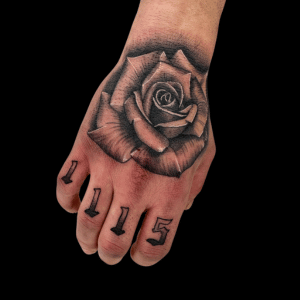 Tatuajes de rosas en la mano con fecha estudio de tatuajes en Zaragoza Barbarroja Tattoo