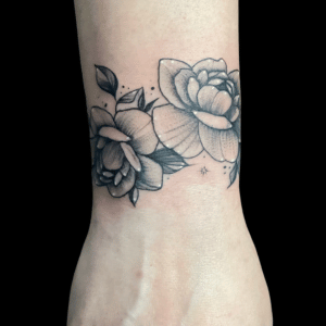 Tatuajes de rosas linea fina en la muñeca estudio de tatuajes en Zaragoza Barbarroja Tattoo
