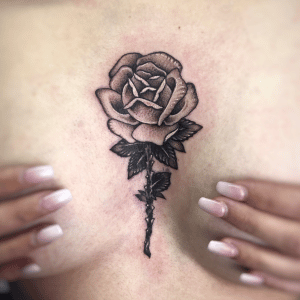 Tatuajes de rosas neotradicional en el pecho estudio de tatuajes en Zaragoza Barbarroja Tattoo (2)