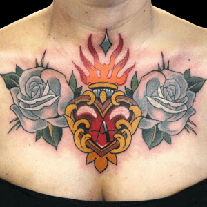 Tatuajes de rosas neotradicional en el pecho estudio de tatuajes en Zaragoza Barbarroja Tattoo