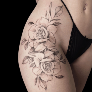Tatuajes de rosas ornamentales en la cadera estudio de tatuajes en Zaragoza Barbarroja Tattoo