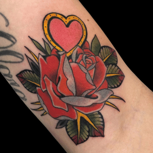 Tatuajes de rosas tradicional con corazon estudio de tatuajes en Zaragoza Barbarroja Tattoo