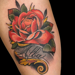 Tatuajes de rosas tradicional con nombre roja estudio de tatuajes en Zaragoza Barbarroja Tattoo