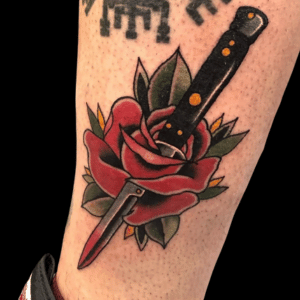 Tatuajes de rosas tradicional con puñal estudio de tatuajes en Zaragoza Barbarroja Tattoo
