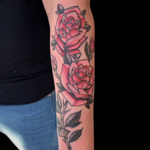 Tatuajes de rosas tradicional en el brazo estudio de tatuajes en Zaragoza Barbarroja Tattoo