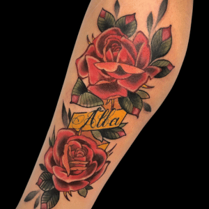 Tatuajes de rosas tradicional roja con nombre estudio de tatuajes en Zaragoza Barbarroja Tattoo