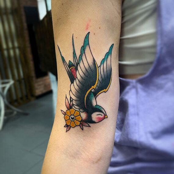 tatuaje tradicional golondrina