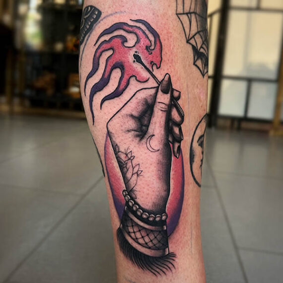 tatuaje tradicional mano y cerilla
