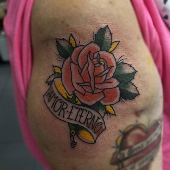 tatuaje tradicional rosas amor