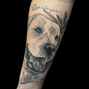 tatuajes en el brazo en zaragoza realismo perro