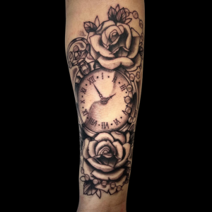 tatuajes en el brazo en zaragoza tradicional reloj y rosas
