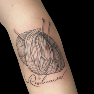 tatuajes en el brazo en zaragoza linea fina ovillo corazon