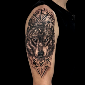 tatuajes en el brazo en zaragoza lobo vikingo