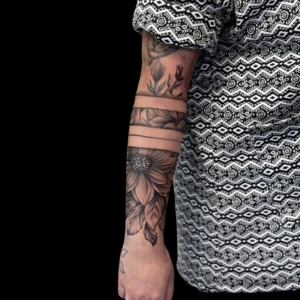 tatuajes en el brazo en zaragoza manga flores