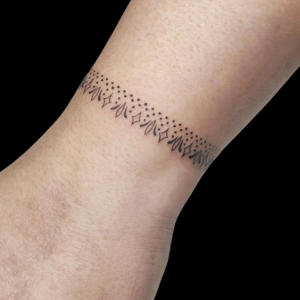 tatuajes en el brazo en zaragoza minimalista brazalete