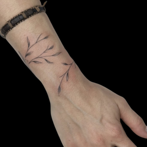 tatuajes en el brazo en zaragoza minimalista enredadera