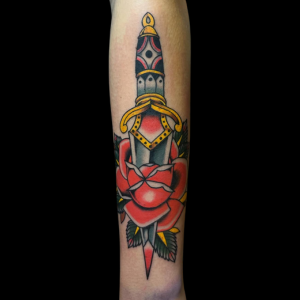 tatuajes en el brazo en zaragoza neotradicional daga