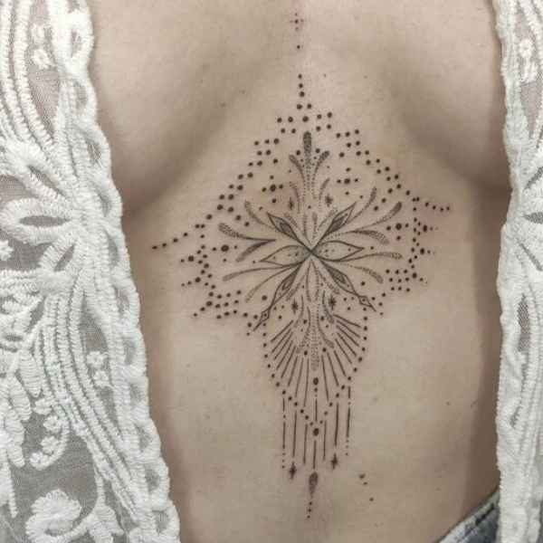 Tatuaje ornamental joya pecho Barbarroja Tattoo