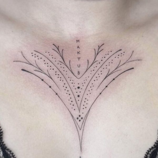 Tatuaje ornamental pecho Barbarroja Tattoo