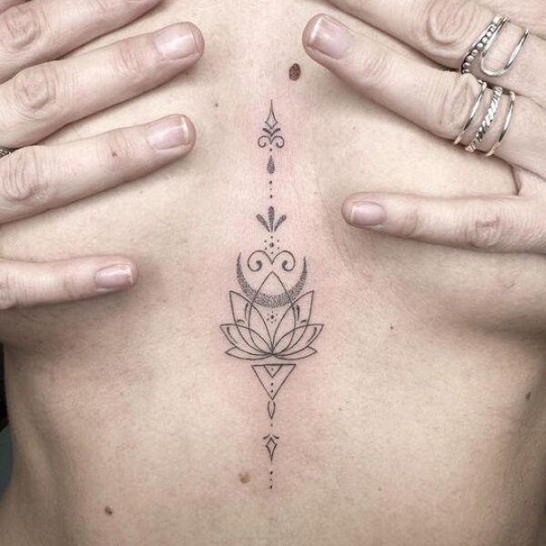 tatuaje ornamental pecho en Zaragoza 2